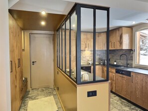 Réfrigérateur, un four, lave-vaisselle, grille-pain