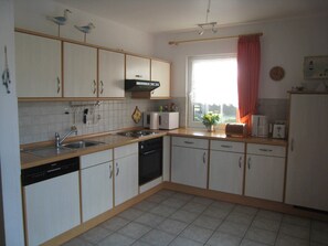 Kjøleskap, mikrobølgeovn, ovn og oppvaskmaskin