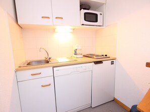 Køleskab, mikrobølgeovn, opvaskemaskine, kaffe-/temaskine