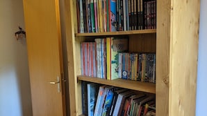 A wooden bookshelf filled with books. - 3-room apartment for 6 in Méribel Altiport, near ski slopes (Méribel)