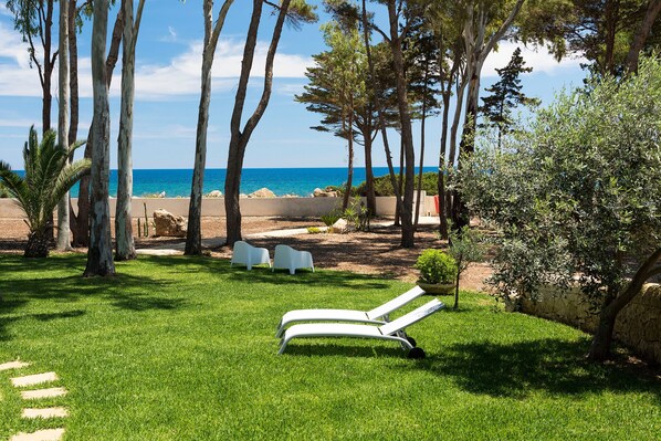 Property grounds - Sea front villa ,direct access to the rocky beach, Siracusa, Sicily (Siracusa)