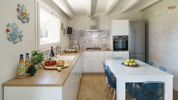 Kühlschrank, Mikrowelle, Ofen, Geschirrspüler