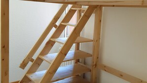 Un escalier en bois au design simple, menant à un niveau supérieur.