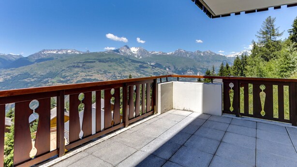 A balcony with a view of snow-capped mountains and a clear blue sky. - Charming 4-room duplex, 8 people, west-facing terrace, near slopes (Peisey-Vallandry)