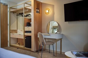 Ropa de cama de alta calidad y caja de seguridad en la habitación 