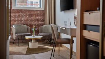 Luxe beddengoed, een kluis op de kamer, een bureau, een laptopwerkplek