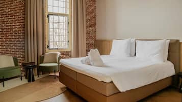 Superior Double Room, Bathtub | Premium bedding, in-room safe, desk, laptop workspace