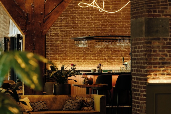 Lobby lounge