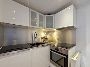 Cafeteira/chaleira, geladeira, fogão, cooktop