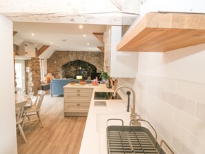 Casa de campo | Cocina privada | Refrigerador, lavavajillas, tetera eléctrica y utensilios de cocina 