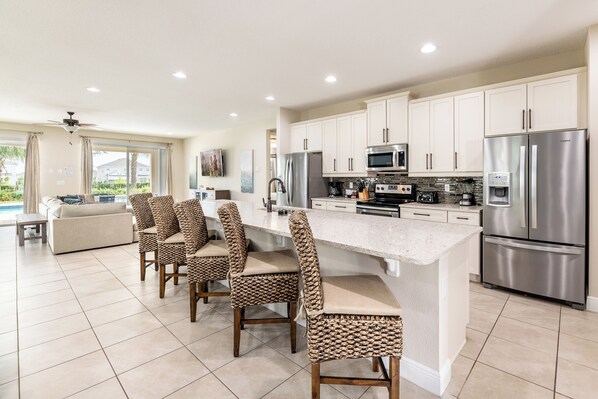 Fridge, oven, stovetop, dishwasher