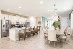 冷蔵庫、オーブン、コンロ、食器洗い機