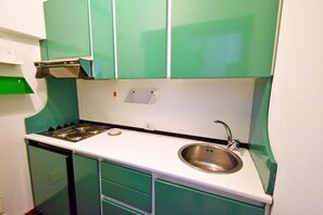 KĂŒhlschrank, Mikrowelle, Herdplatte, Wasserkocher mit Kaffee-/Teezubehör