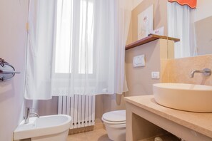 Chambre Quadruple Familiale | Salle de bain | Douche, bidet, serviettes fournies