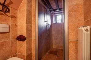 Studio Confort | Salle de bain | Douche, bidet, serviettes fournies