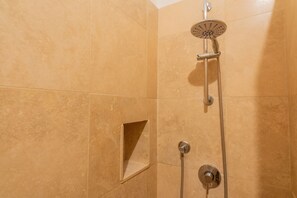 Habitación cuádruple familiar | Baño | Regadera, bidet, toallas 