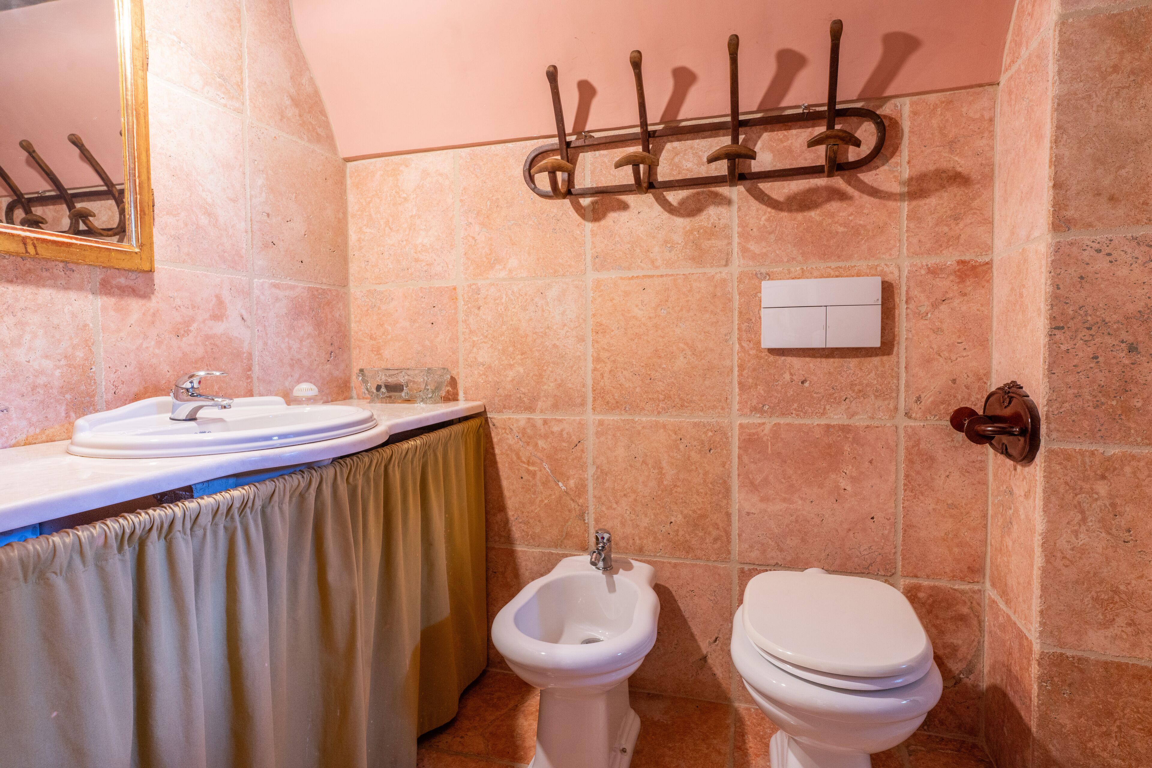 Une salle de bain équipée d’un lavabo, d’un bidet et de toilettes.