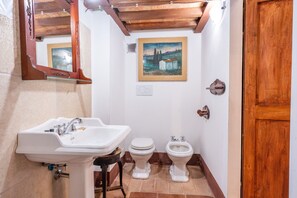 Studio | Bathroom