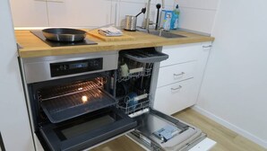 Kaffetrakter/tekoker, kjøleskap, mikrobølgeovn og ovn