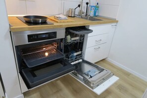 Kühlschrank, Mikrowelle, Ofen, Herdplatte