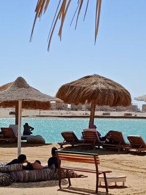 Privatstrand, weißer Sandstrand, Wasserski, Windsurfen