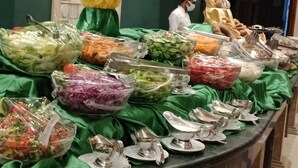 Ein reichhaltiges Buffet mit verschiedenen Speisen und Besteck.