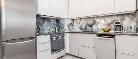 Geladeira, fogão, cooktop, lava-louças