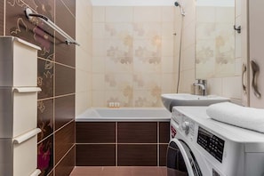 Badewanne, Haartrockner, Handtücher, Shampoo