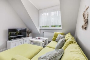 TV, offices - Spacious Apartment | 3 Bedrooms | Close to the Beach (Kolobrzeg)