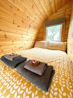 Free WiFi, bed sheets - The Pod Over By (Kilmichael Glassary)