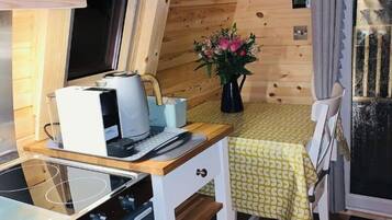 Frigorífico, microondas, cafetera o tetera y hervidor eléctrico