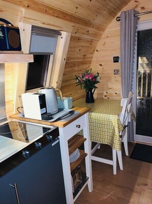 Frigorífico, microondas, cafetera o tetera y hervidor eléctrico