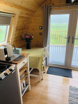 Réfrigérateur, micro-ondes, cafetiÚre/bouilloire, bouilloire électrique