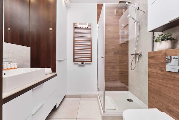 Dusche, kostenlose Toilettenartikel, Handtücher, Shampoo