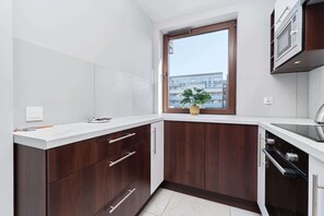 Réfrigérateur, four à micro-ondes, un four, surface de cuisson