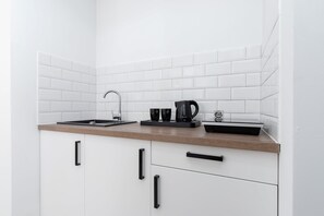 Fridge, stovetop, cookware/dishes/utensils - Miodowa 42 | Comfortable Studio | Air conditioning (Kraków)