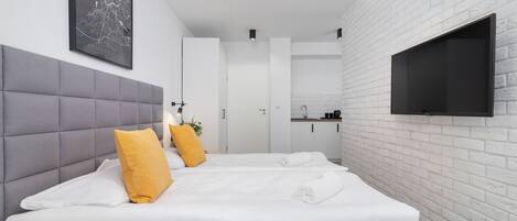 Tabla de planchar con plancha, wifi y ropa de cama