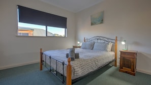3 bedrooms, iron/ironing board, internet, bed sheets