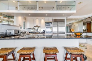 冷蔵庫、電子レンジ、オーブン、コンロ