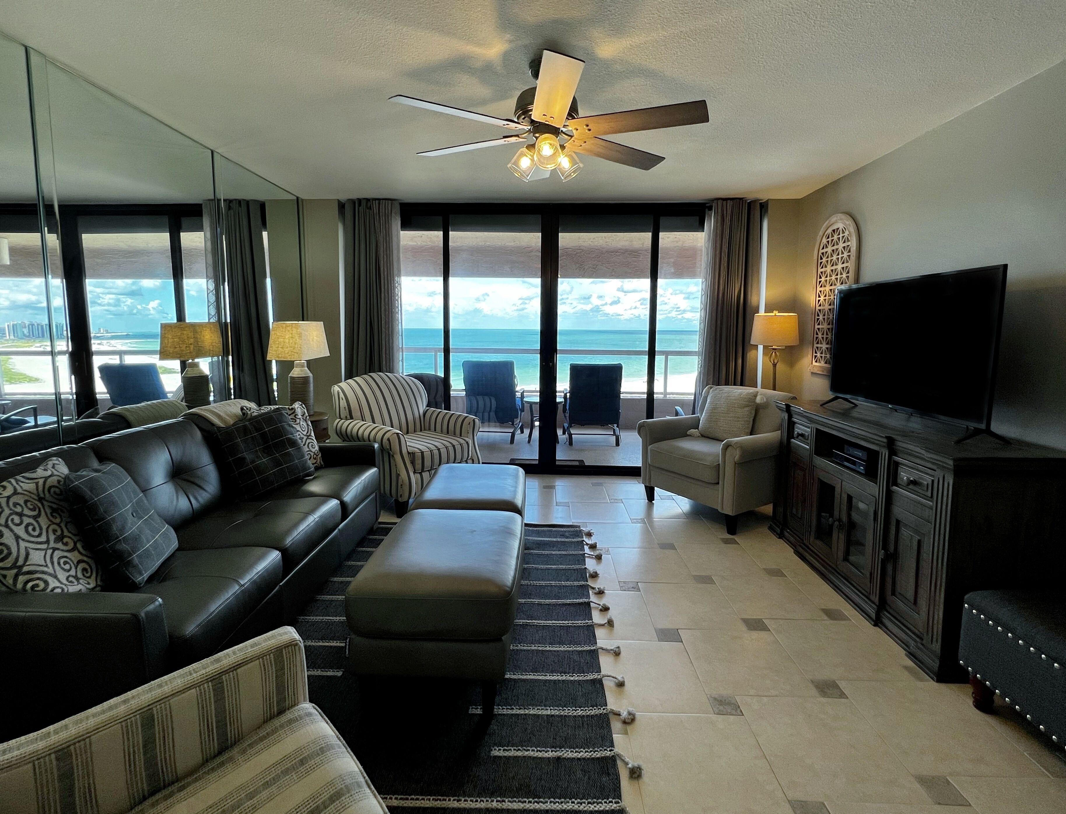 スマートテレビ、暖炉、DVD プレーヤー