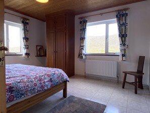 3 bedrooms, iron/ironing board, WiFi, bed sheets - Cottage 396 - Roundstone - sleeps 6 guests  in 3 bedrooms (Roundstone)