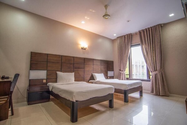 Deluxe Double Room | Free WiFi, bed sheets - Hillside Homes (Karachi)