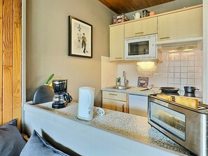 冷蔵庫、オーブン、食器洗い機、コーヒー / ティーメーカー