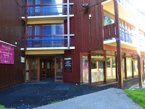 Un hotel con reception, bar e ristorante.