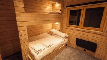 5 bedrooms, iron/ironing board, free WiFi, bed sheets