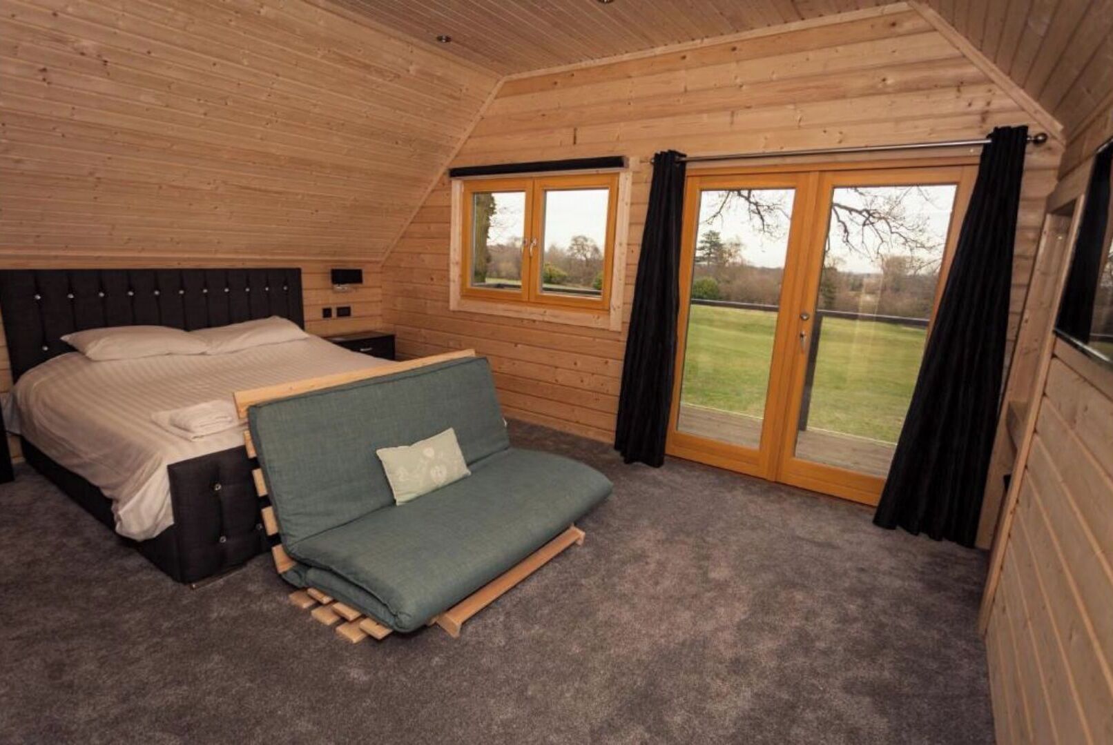 5 bedrooms, iron/ironing board, free WiFi, bed sheets