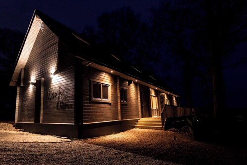 iLodge Ultra - Luxury Log Cabin with Hot Tub, Sauna and Games Room🏡
