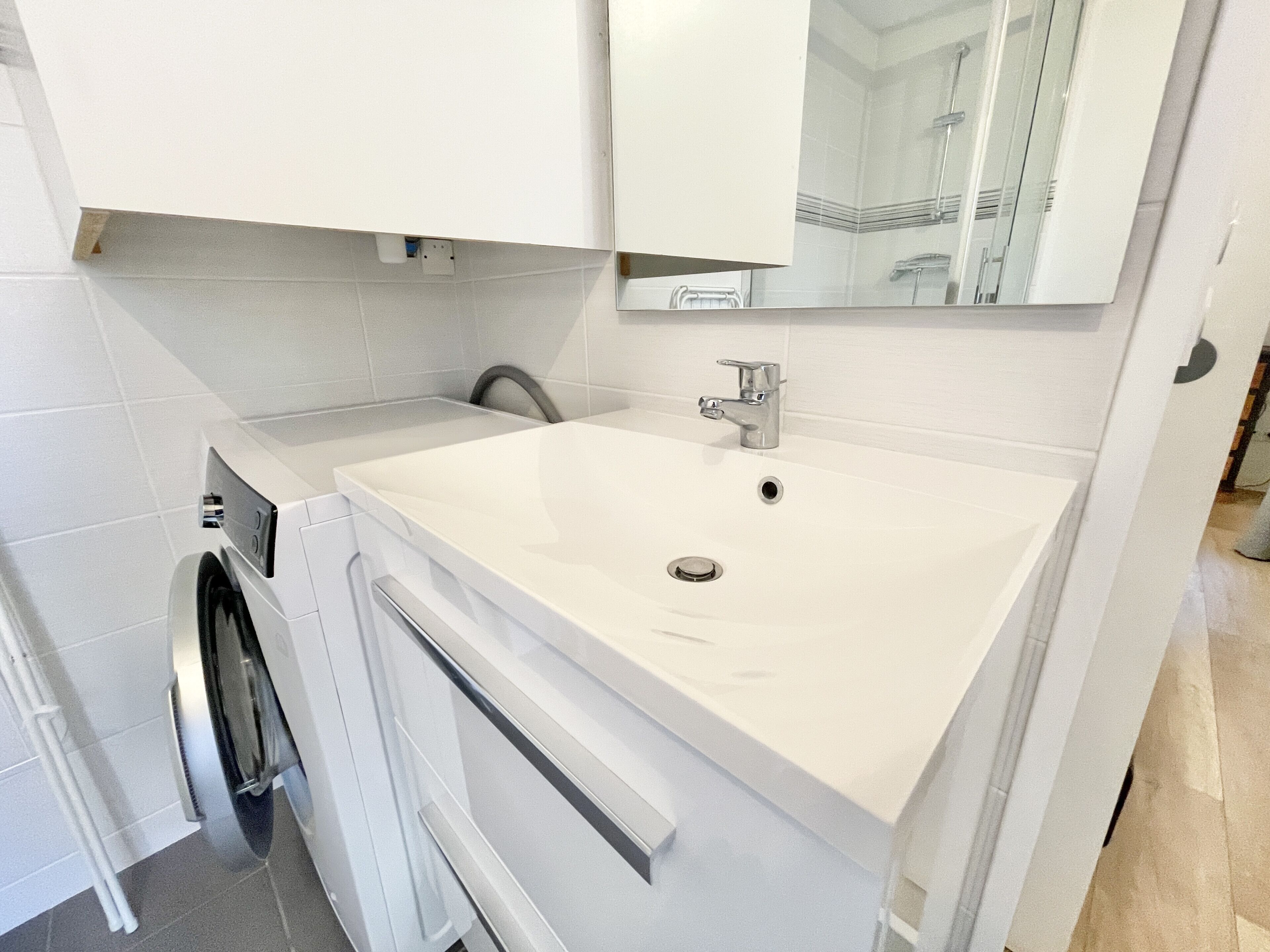 Dusche, kostenlose Toilettenartikel, Handtücher