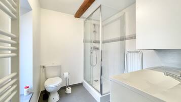 Douche, articles de toilette gratuits, serviettes fournies