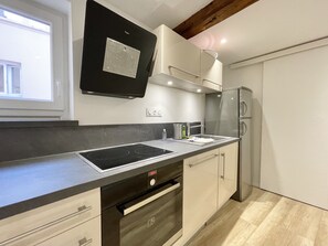 Kühlschrank, Mikrowelle, Ofen, Herdplatte